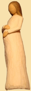 Abbildung einer Holzstatue einer schwangeren Frau