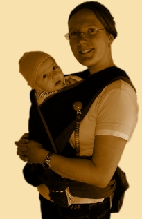 Bild einer Mutter mit Tragetuch und Baby